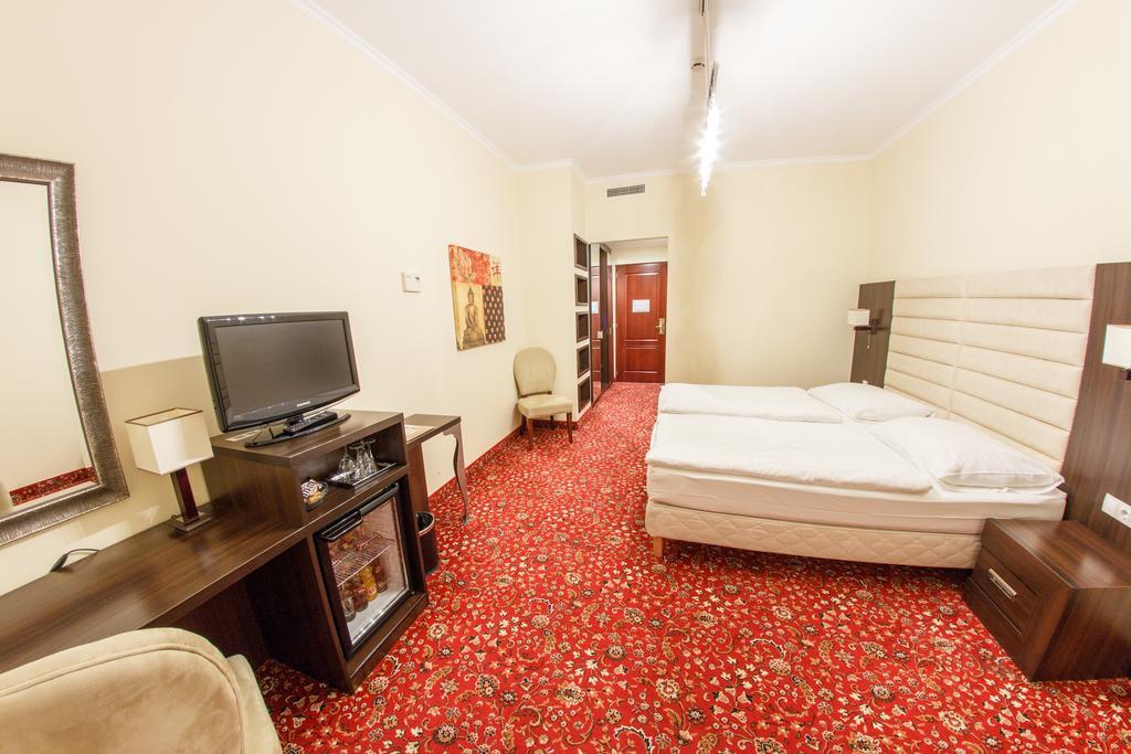 Hotel Kristaly Imperial Tata Εξωτερικό φωτογραφία