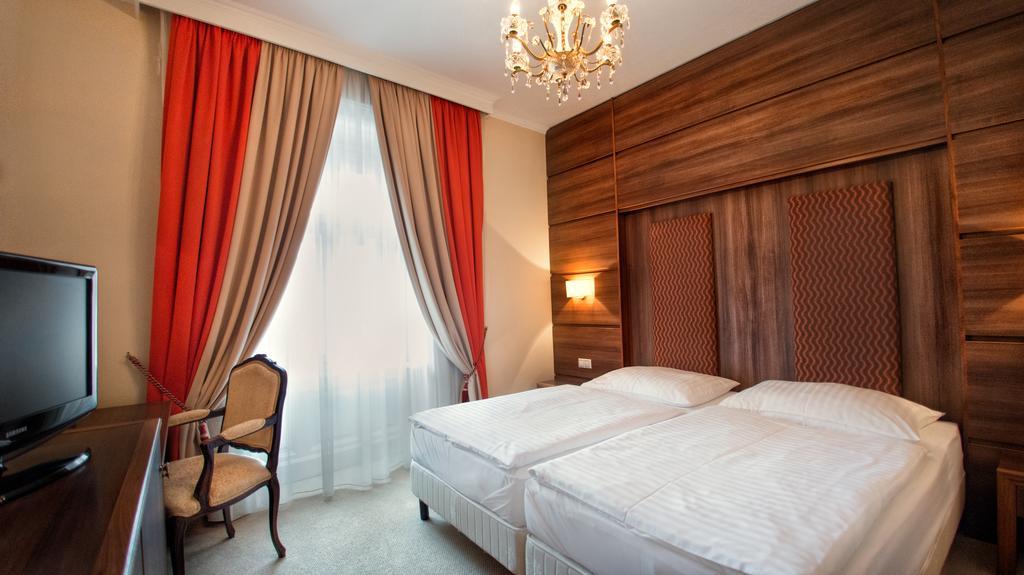 Hotel Kristaly Imperial Tata Εξωτερικό φωτογραφία