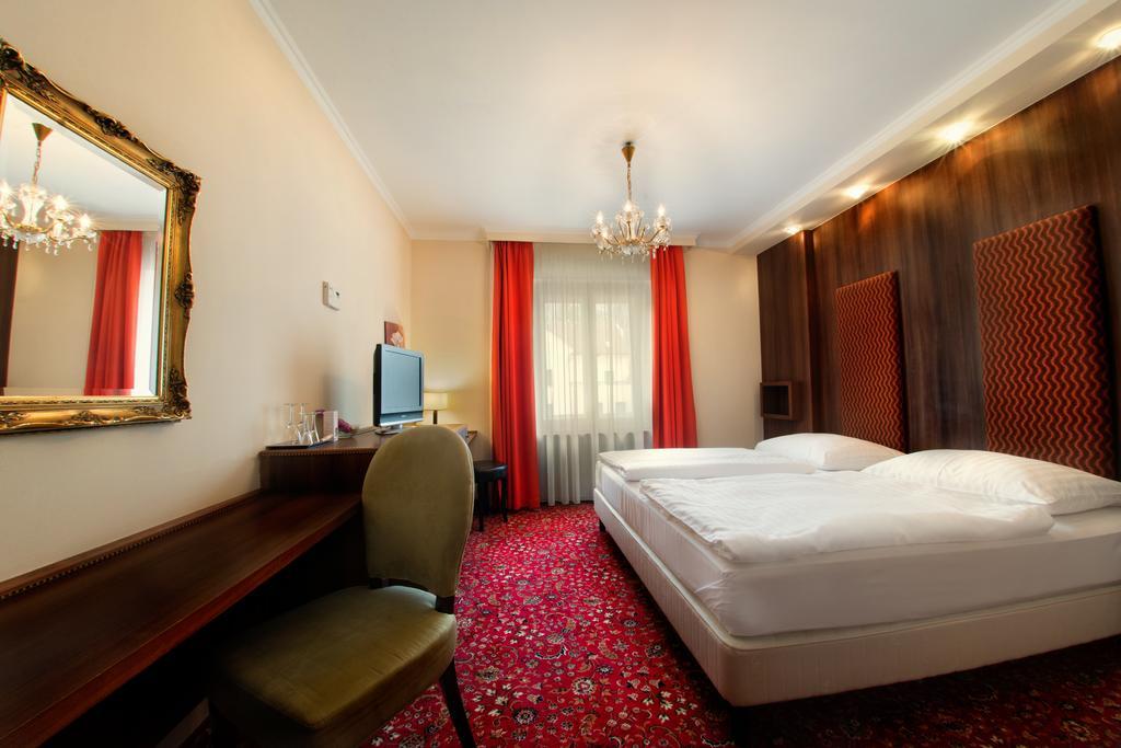 Hotel Kristaly Imperial Tata Εξωτερικό φωτογραφία